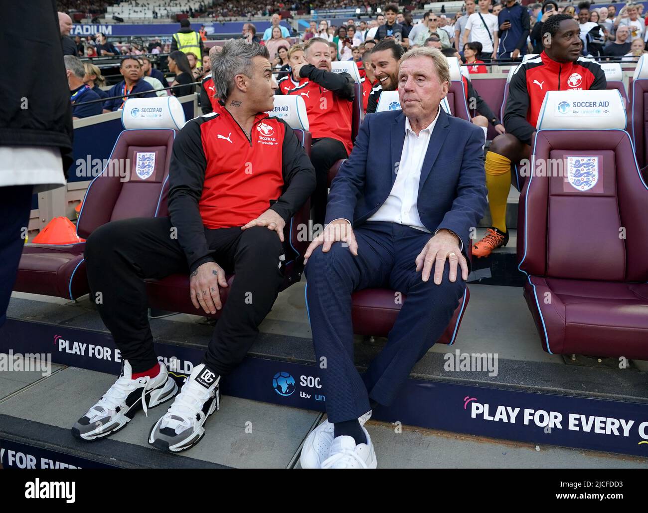 Harry Redknapp, directeur de l'Angleterre (à droite) avec l'entraîneur Robbie Williams avant le match de l'aide au football pour l'UNICEF au stade de Londres, à Londres. Date de la photo: Dimanche 12 juin 2022. Banque D'Images