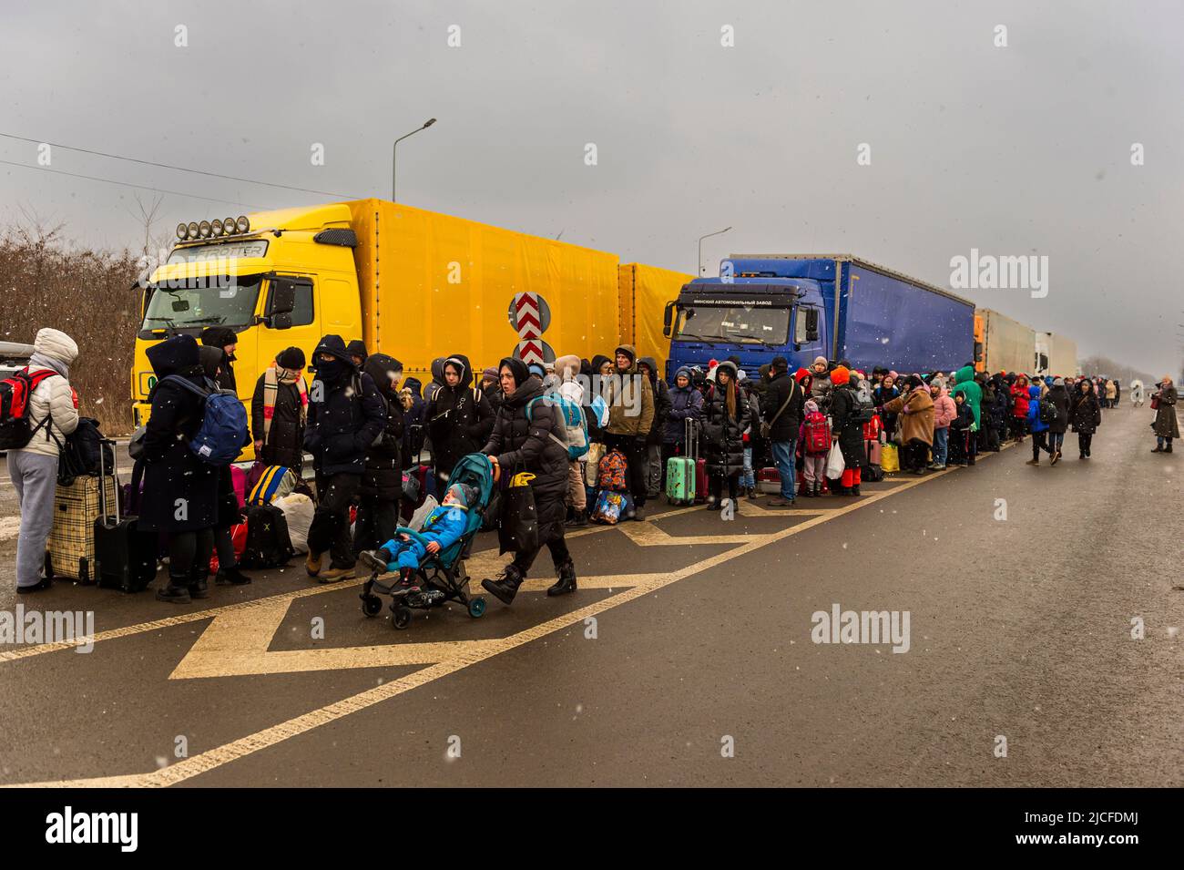 De nombreux réfugiés à la frontière entre l'Ukraine et la Roumanie traversent Siret près de Chernowitz Banque D'Images