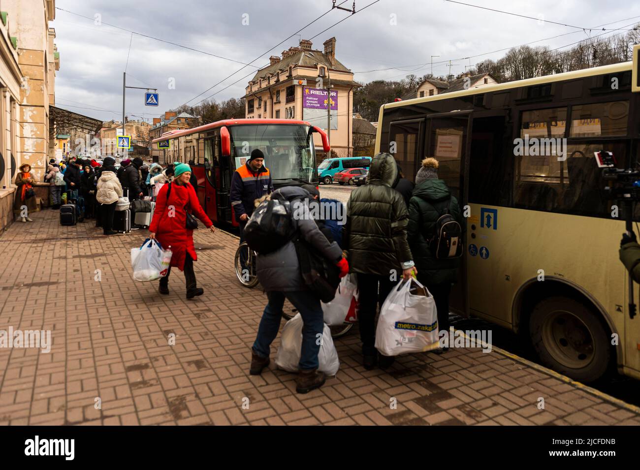 Réfugiés à la gare de Chernowice attendant leur voyage ou leur hébergement dans des abris pour réfugiés Banque D'Images