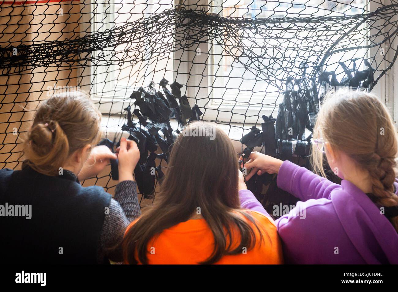 Les élèves et les enseignants nouent des filets de camouflage dans une école de Chernowitz. Les classes sont annulées. Banque D'Images