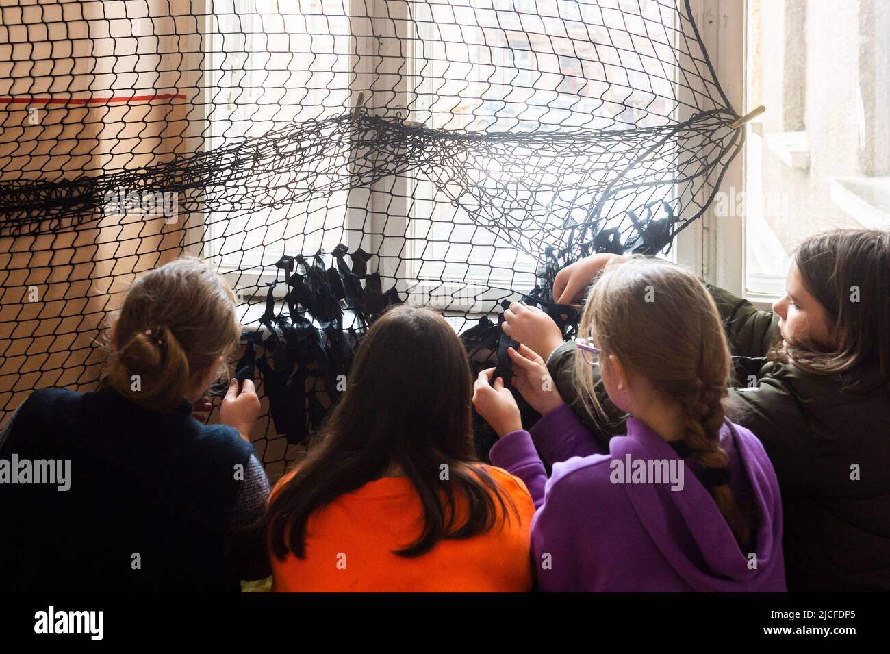 Les élèves et les enseignants nouent des filets de camouflage dans une école de Chernowitz. Les classes sont annulées. Banque D'Images