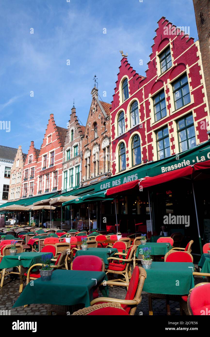 Bâtiments historiques, restaurants extérieurs et cafés entourant la place du marché, Bruges, Flandre Occidentale, Belgique Banque D'Images