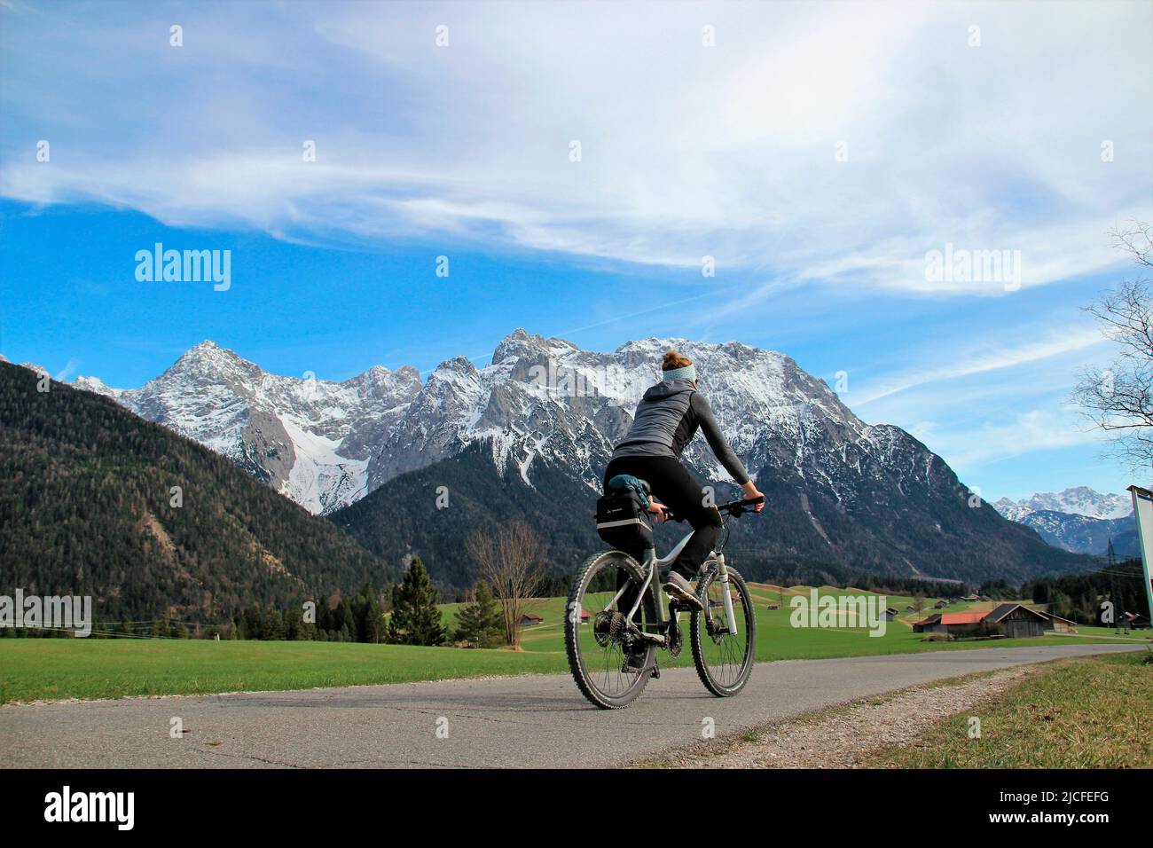 Balade à vélo avec le VTT dans les prairies à bosse près de Mittenwald, Allemagne, Bavière, haute-Bavière, vallée de l'Isar, Route, chemin, vélo, Karwendel montagnes, Banque D'Images Balade à vélo avec le VTT dans les prairies à bosse près de Mittenwald, Allemagne, Bavière, haute-Bavière, vallée de l'Isar, Route, chemin, vélo, Karwendel montagnes, Banque D'Images