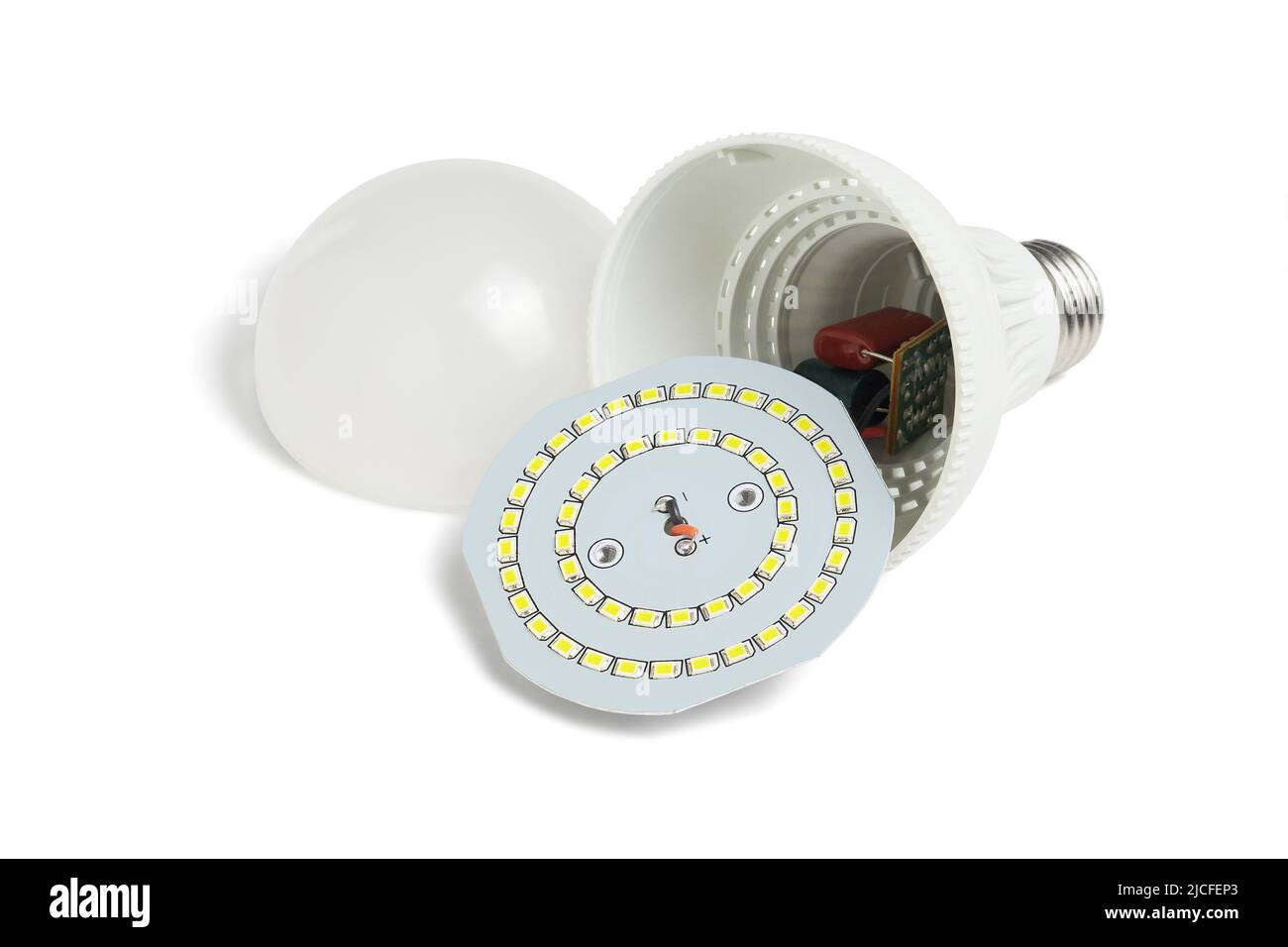 Ampoule LED exposant les diodes internes sur fond blanc Banque D'Images