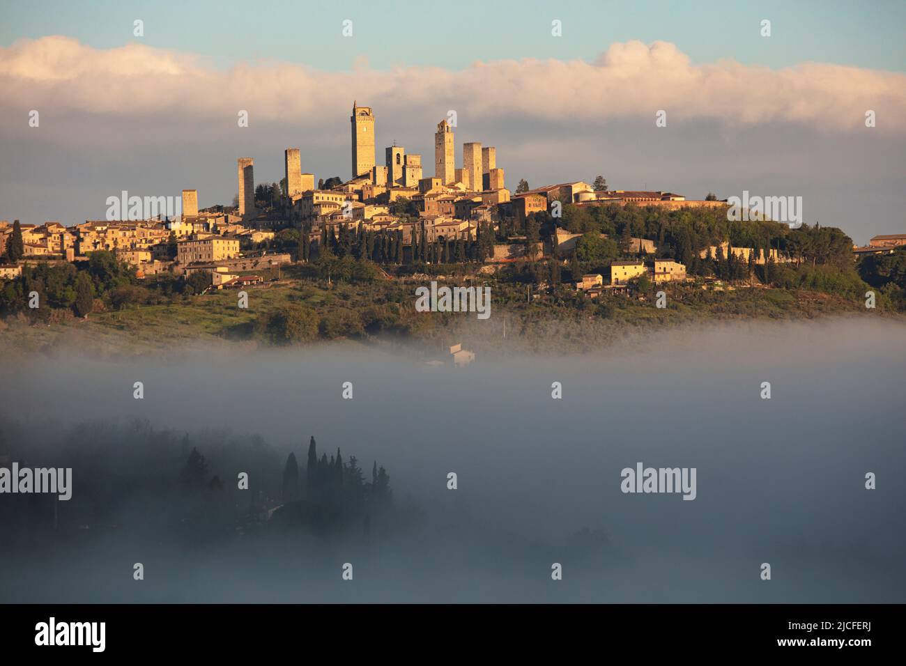 Italie, Toscane, paysage dans le brouillard avec vue sur San Gimignano au printemps Banque D'Images