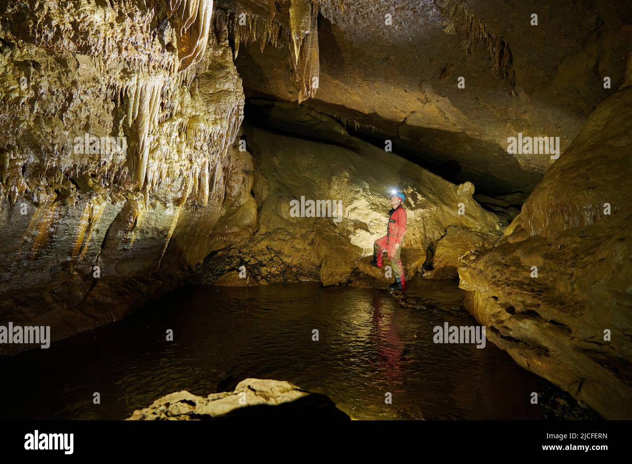Spéléologue dans la grotte de Baume de Gonvillars en France Banque D'Images