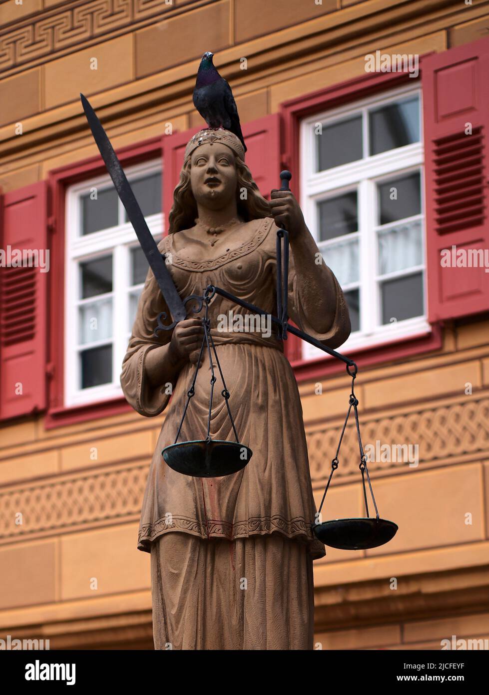 Dove assise sur Justitia, fontaine de Justitia, derrière elle librairie Taube, Waiblingen, Bade-Wurtemberg, Allemagne Banque D'Images