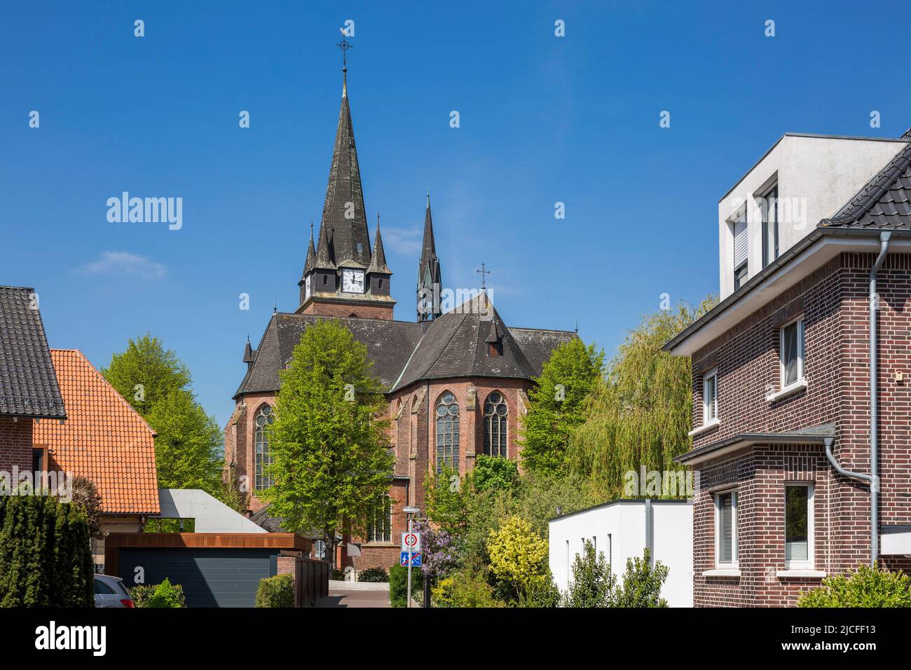 Allemagne, Senden (Westphalie), pays de l'Ouest, Westphalie, Rhénanie-du-Nord-Westphalie, NRW, Église paroissiale catholique de Saint-Laurentius, basilique néo-gothique en brique Banque D'Images