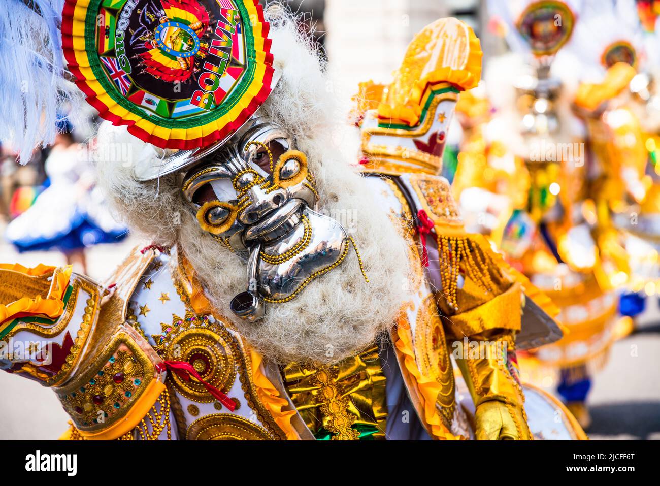 Des danseurs colorés masqués en robe jaune célèbrent lors du festival de la Vierge bolivienne d'Urkupiña dans les rues de Milan, Italie, Europe Banque D'Images