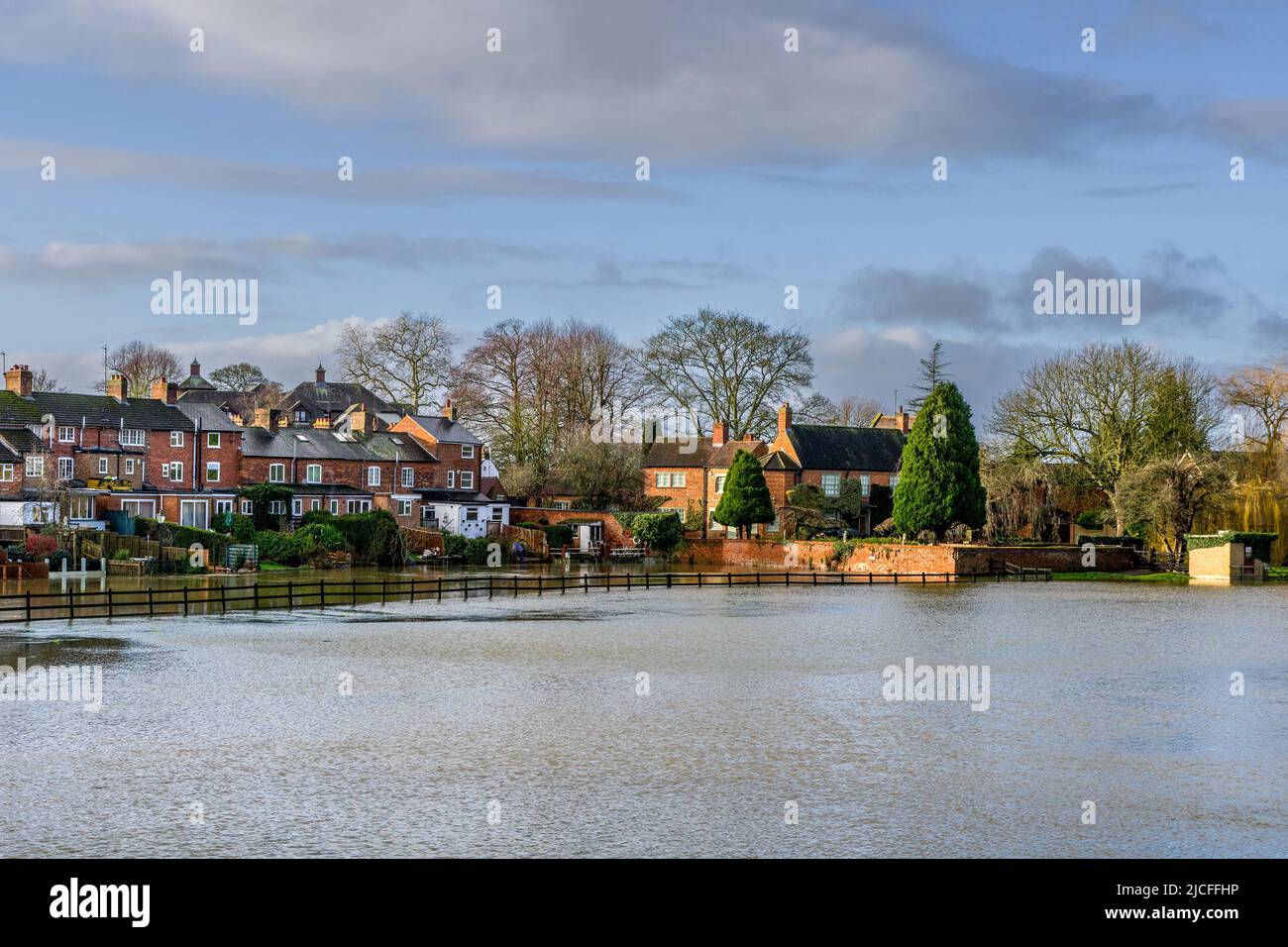 Les inondations d'hiver sur la rivière Great Ouse à Newport Pagnell, dans le Buckinghamshire, Royaume-Uni Banque D'Images