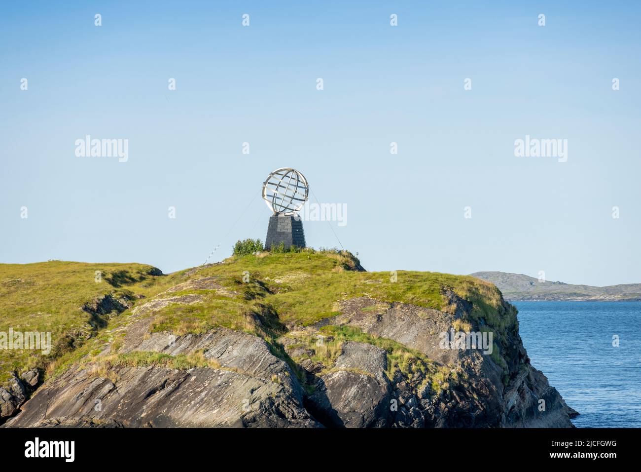 Norvège, Nordland, Arctic Circle Crossing, globe sur la petite île de Vikingen. Banque D'Images