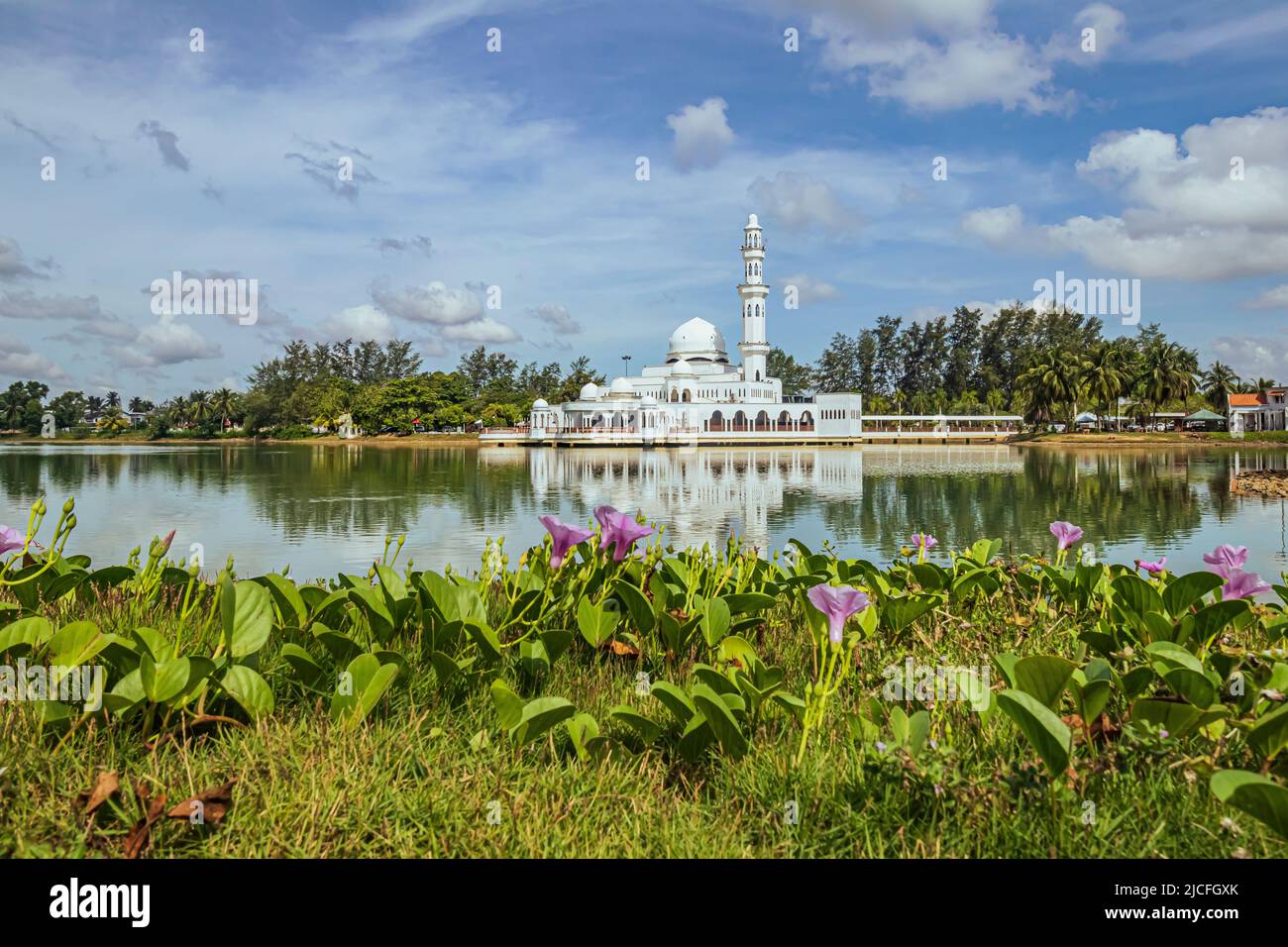 Mosquée flottante de Kuala Ibai ou mosquée de Tengku Tengah Zaharah, avec son reflet dans l'eau Kuala Ibai à Terengganu, Malaisie. Banque D'Images