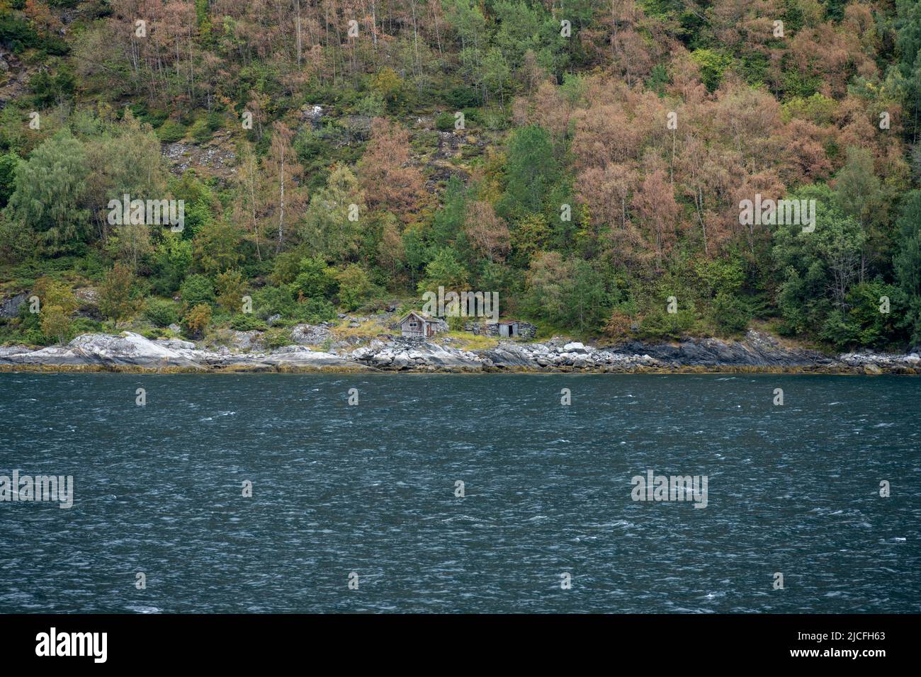 Norvège, Møre og Romsdal, ancienne cabane en décomposition dans Sunnylvsfjord. Banque D'Images