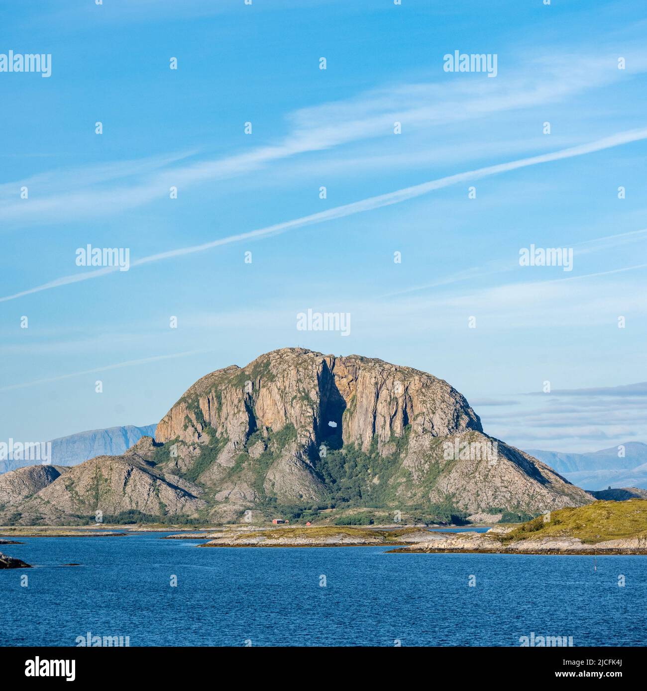 Norvège, Nordland, Brønnøysund, Mont Torghatten avec le trou de 35 m de haut. Banque D'Images