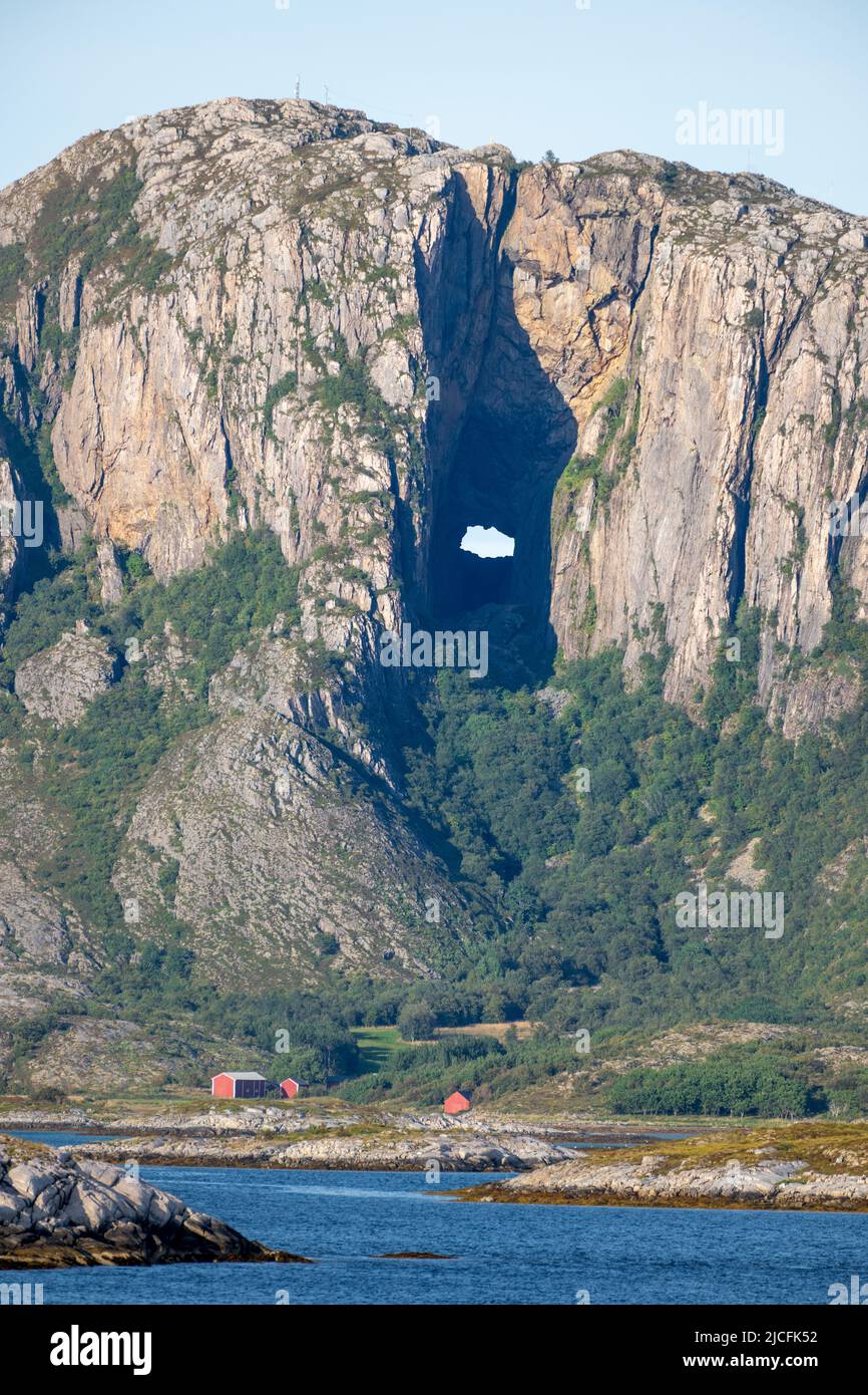 Norvège, Nordland, Brønnøysund, Mont Torghatten avec le trou de 35 m de haut. Banque D'Images