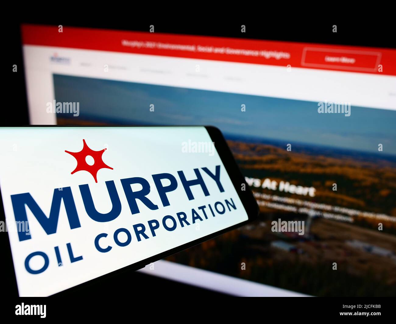Smartphone avec le logo de la société d'exploration américaine Murphy Oil Corporation à l'écran devant le site Web d'affaires. Concentrez-vous sur le centre de l'écran du téléphone. Banque D'Images