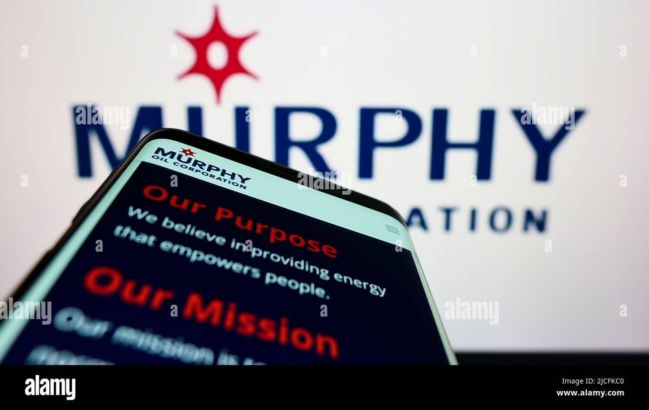 Téléphone mobile avec le site Web de la société d'exploration américaine Murphy Oil Corporation à l'écran devant le logo. Faites la mise au point dans le coin supérieur gauche de l'écran du téléphone. Banque D'Images