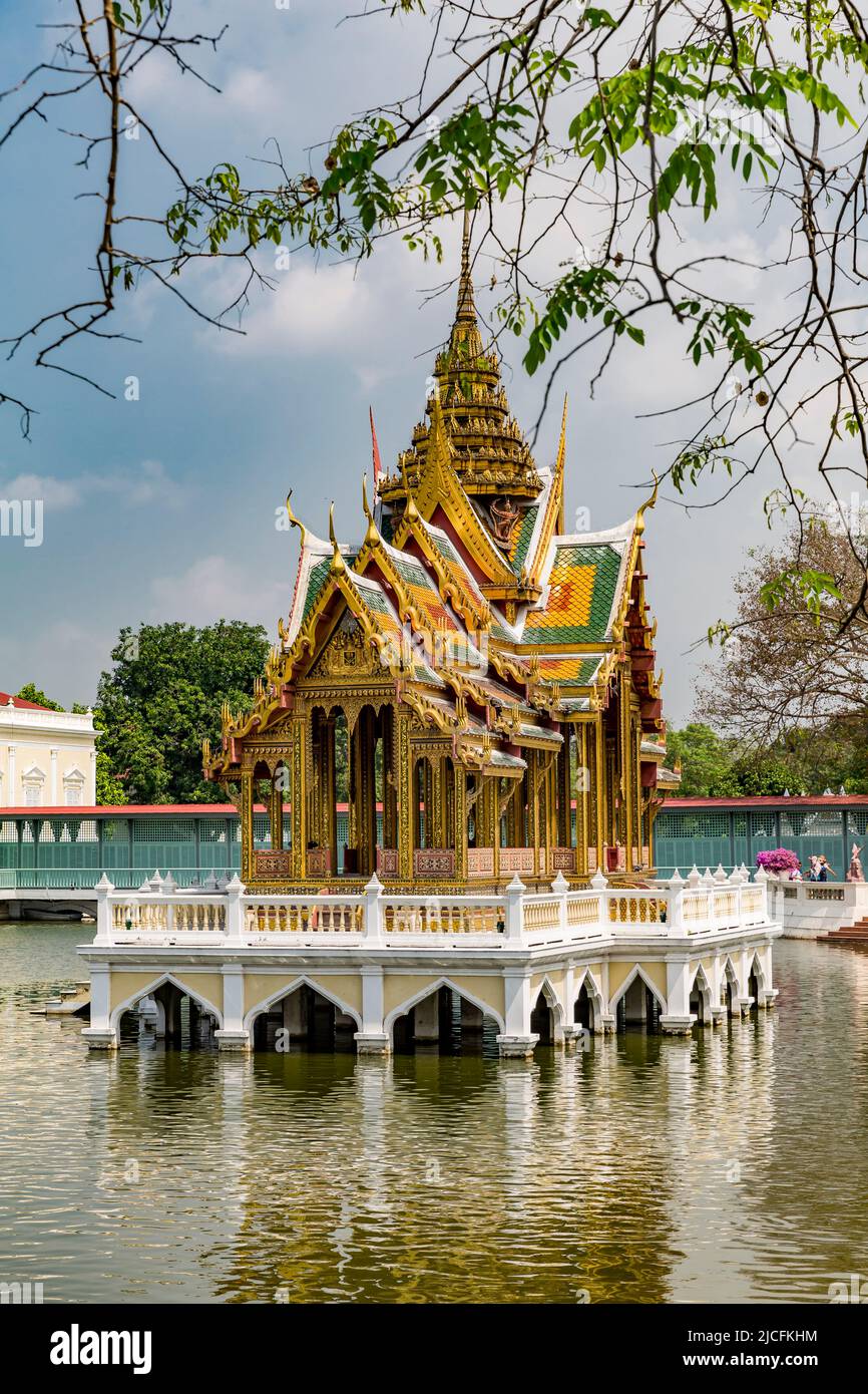 Pavillon avec la statue du roi Rama V, Phra Thinang Aisawan Thiphya Art, Bang Pa-in, Palais d'été de la famille royale, fleuve Chao Phraya, province de Phra Nakhon si Ayutthaya, Thaïlande Banque D'Images