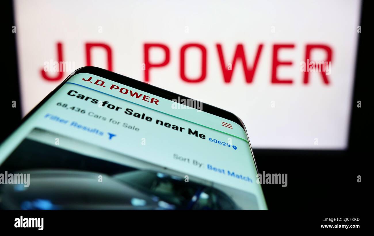 Smartphone avec le site Web de la société américaine de recherche sur les consommateurs J.D. Power à l'écran devant le logo de l'entreprise. Faites la mise au point dans le coin supérieur gauche de l'écran du téléphone. Banque D'Images