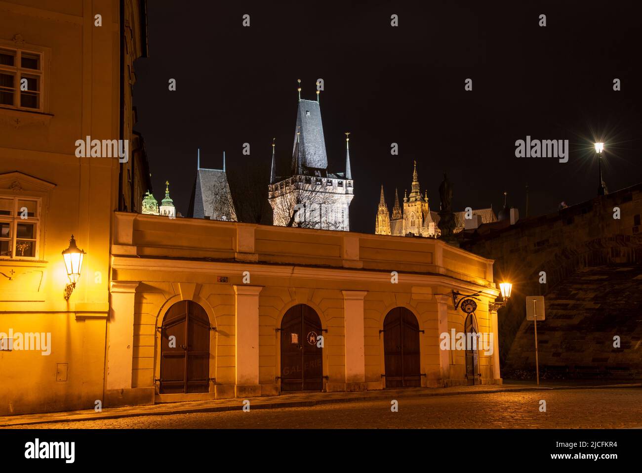 Vue sur le pont Charles avec tour de pont sur la petite ville, derrière l'église Saint-Nicolas, sur la droite Burger de Prague avec la cathédrale Saint-Vitus, Prague, République Tchèque Banque D'Images