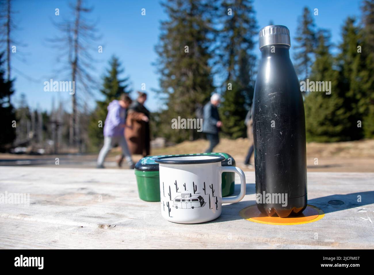 Thermos, tasse à boire, beurre, randonneur, ascension à Brocken, Torfhaus, Basse-Saxe, montagnes du Harz Banque D'Images