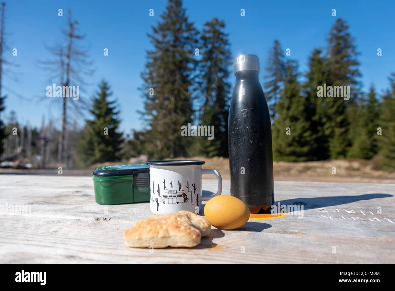 Thermos, tasse à boire, beurre, randonneur, ascension à Brocken, Torfhaus, Basse-Saxe, montagnes du Harz Banque D'Images