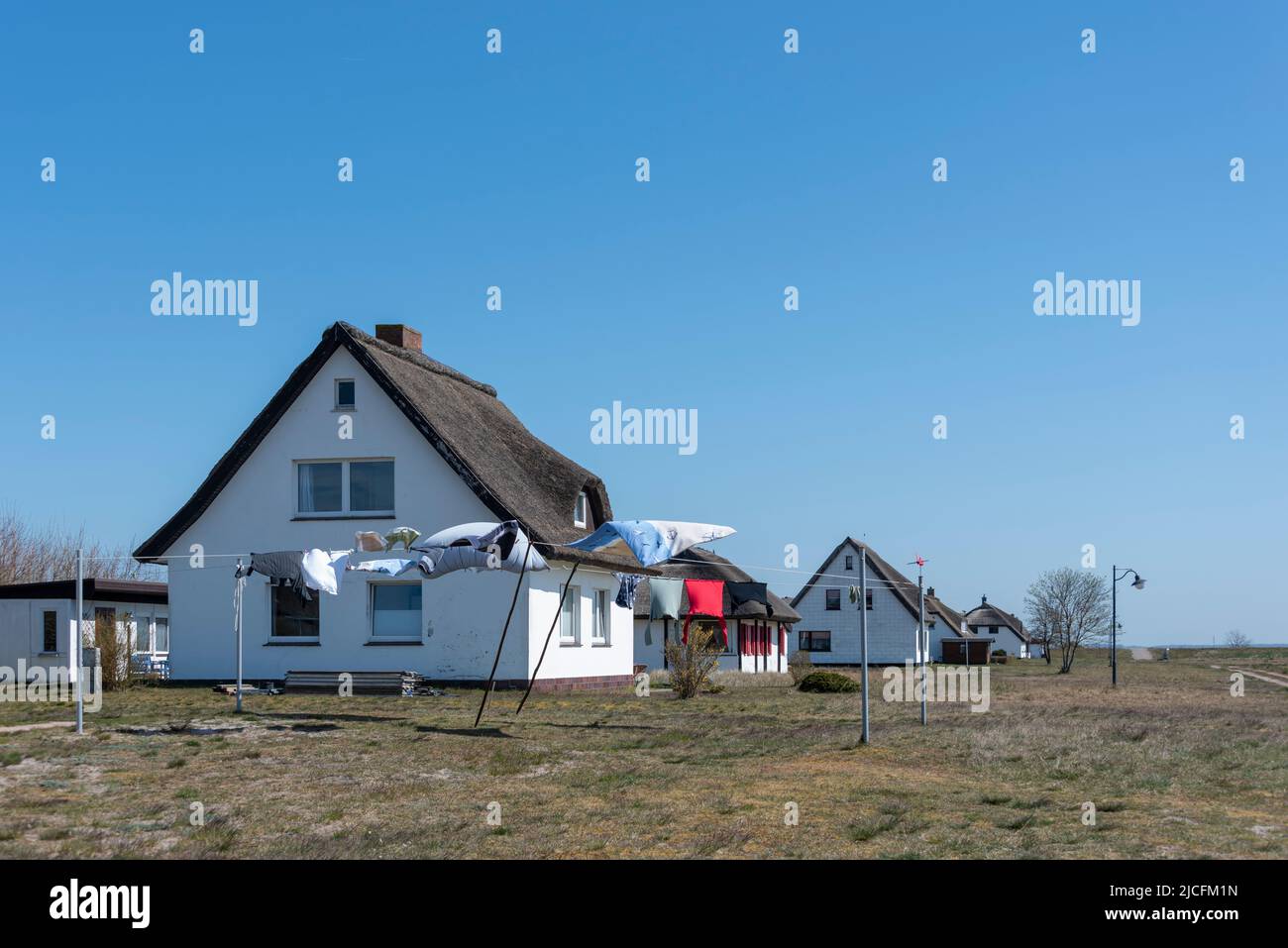 Lavoir au vent, maisons en chaume, Neuendorf, Île de Hiddensee, Mecklenburg-Ouest Pomerania, Allemagne Banque D'Images