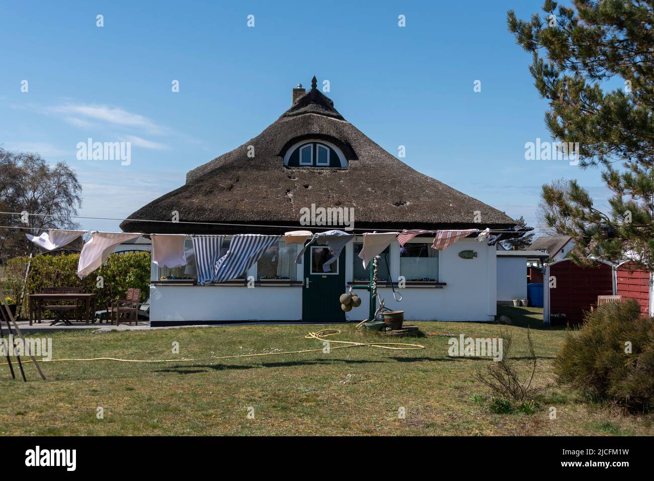 Lavoir au vent, maisons en chaume, Neuendorf, Île de Hiddensee, Mecklenburg-Ouest Pomerania, Allemagne Banque D'Images