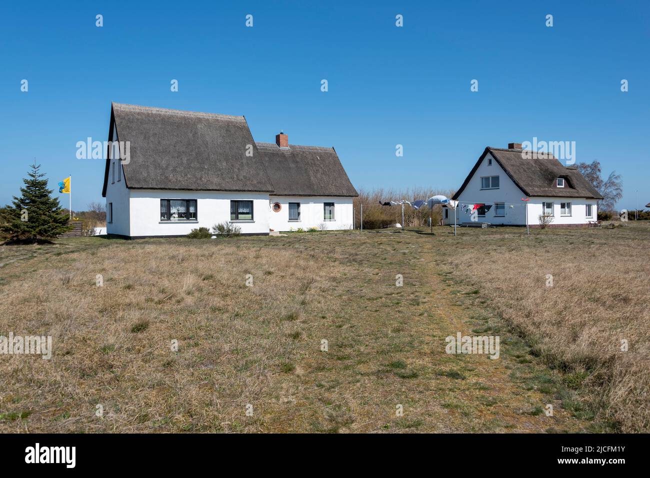Lavoir au vent, maisons en chaume, Neuendorf, Île de Hiddensee, Mecklenburg-Ouest Pomerania, Allemagne Banque D'Images