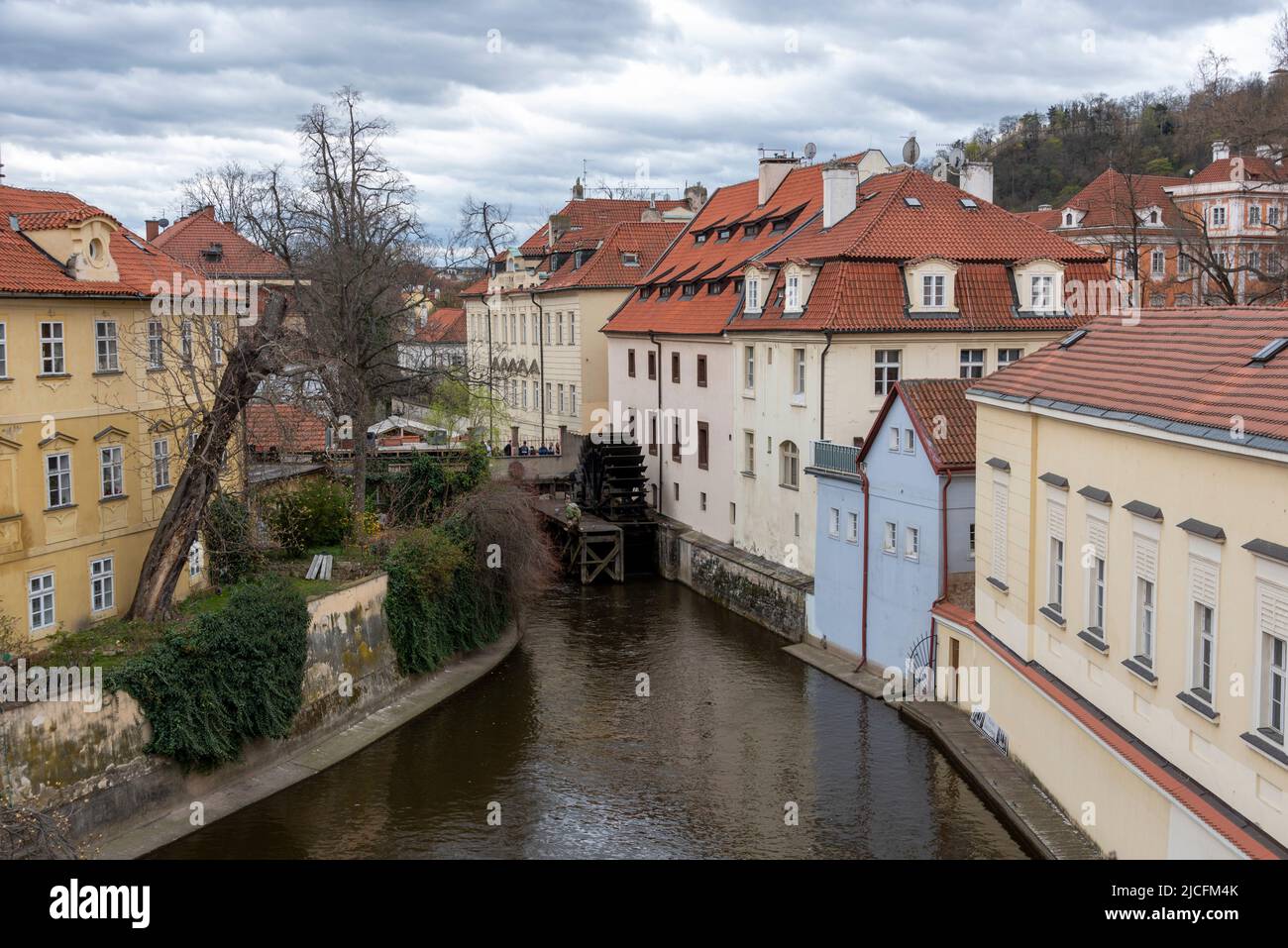 Moulin à eau historique (tchèque : Velkoprevorsky Mlyn) près du pont Charles, Prague, République tchèque. Banque D'Images