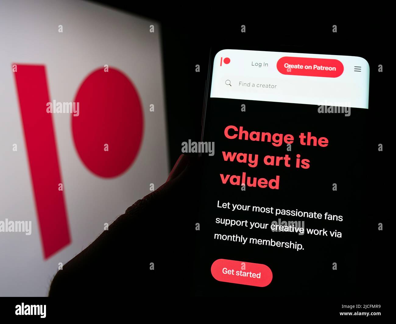 Personne tenant un téléphone portable avec le site Web de la société américaine de plate-forme d'adhésion Patreon Inc. À l'écran devant le logo. Concentrez-vous sur le centre de l'écran du téléphone. Banque D'Images