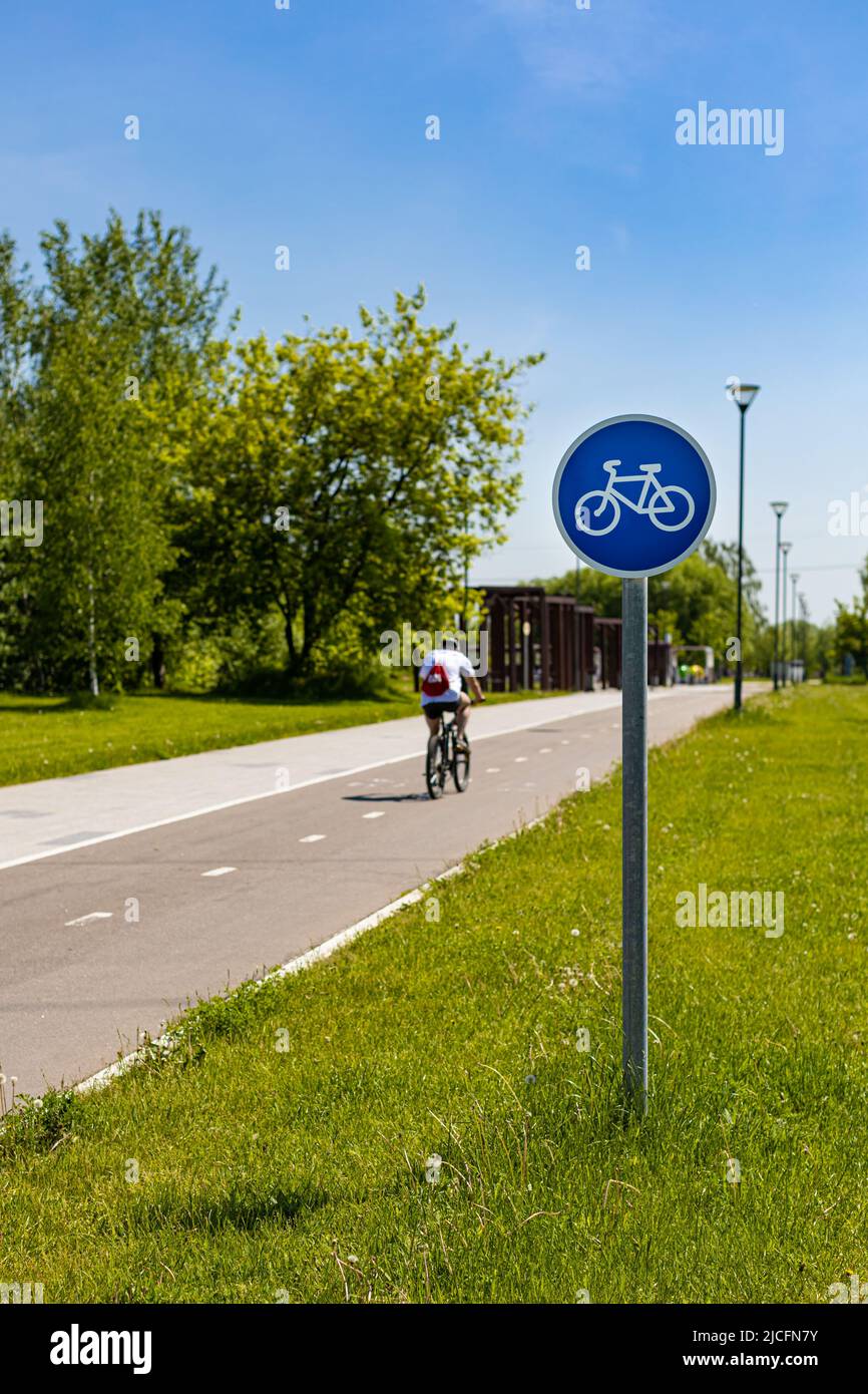 Signe Cycle un signe indiquant un chemin de cycle sur lequel se déplace un cycliste ...