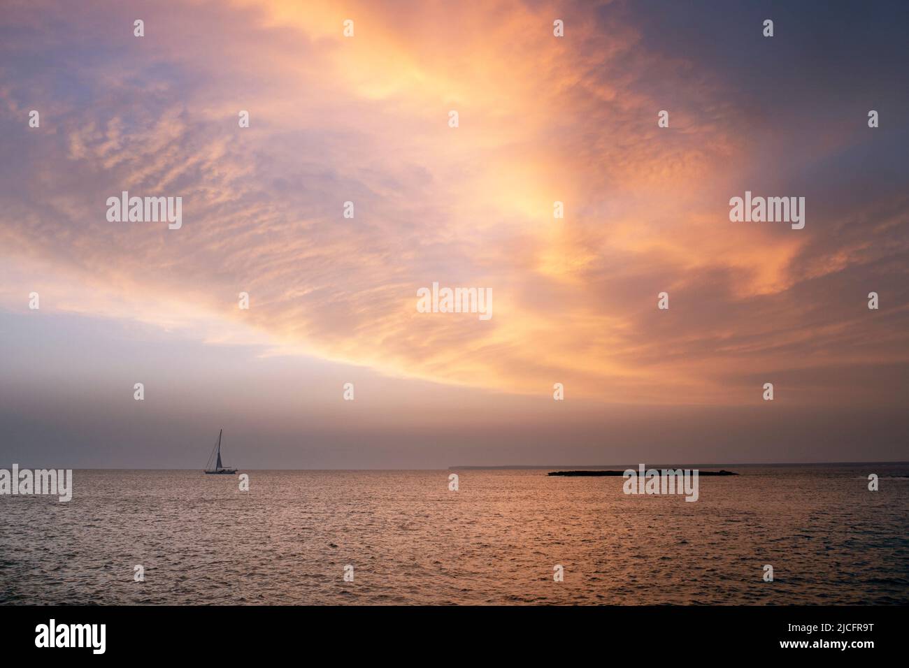 Coucher de soleil sur la mer avec vue sur l'île de Cabrera au large de Majorque Banque D'Images