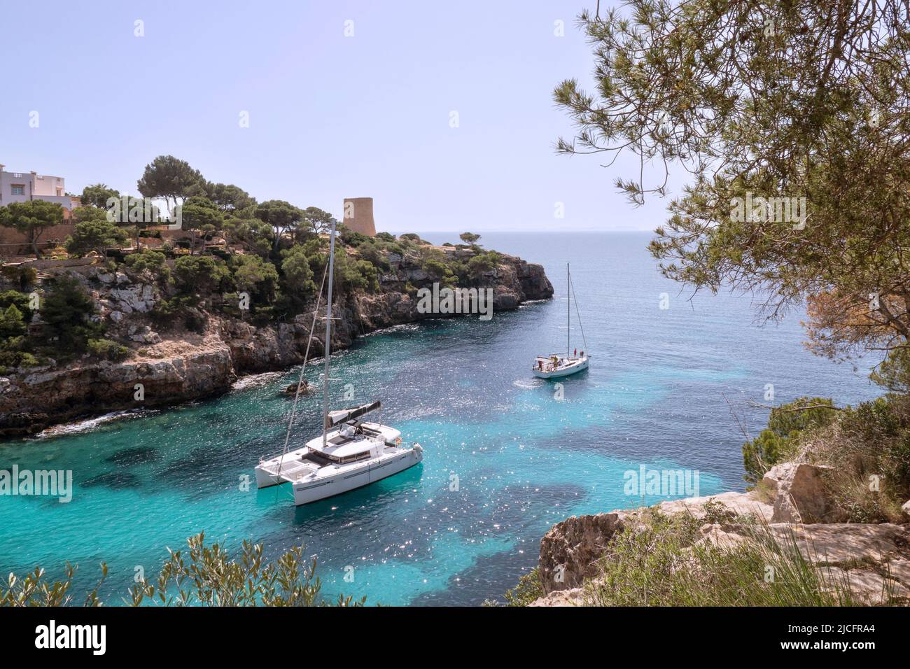 Baie idyllique de Cala Pi à Majorque avec des bateaux à l'ancre Banque D'Images