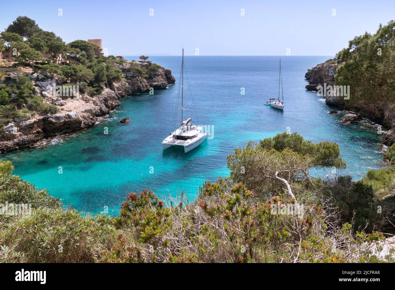 Baie idyllique de Cala Pi à Majorque avec des bateaux à l'ancre Banque D'Images