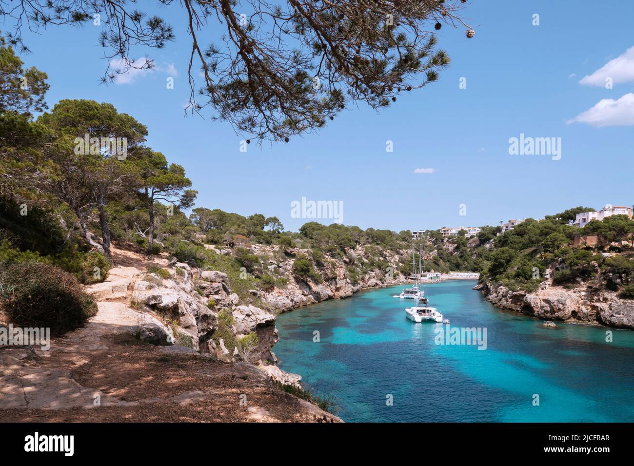 Baie idyllique de Cala Pi à Majorque avec des bateaux à l'ancre Banque D'Images