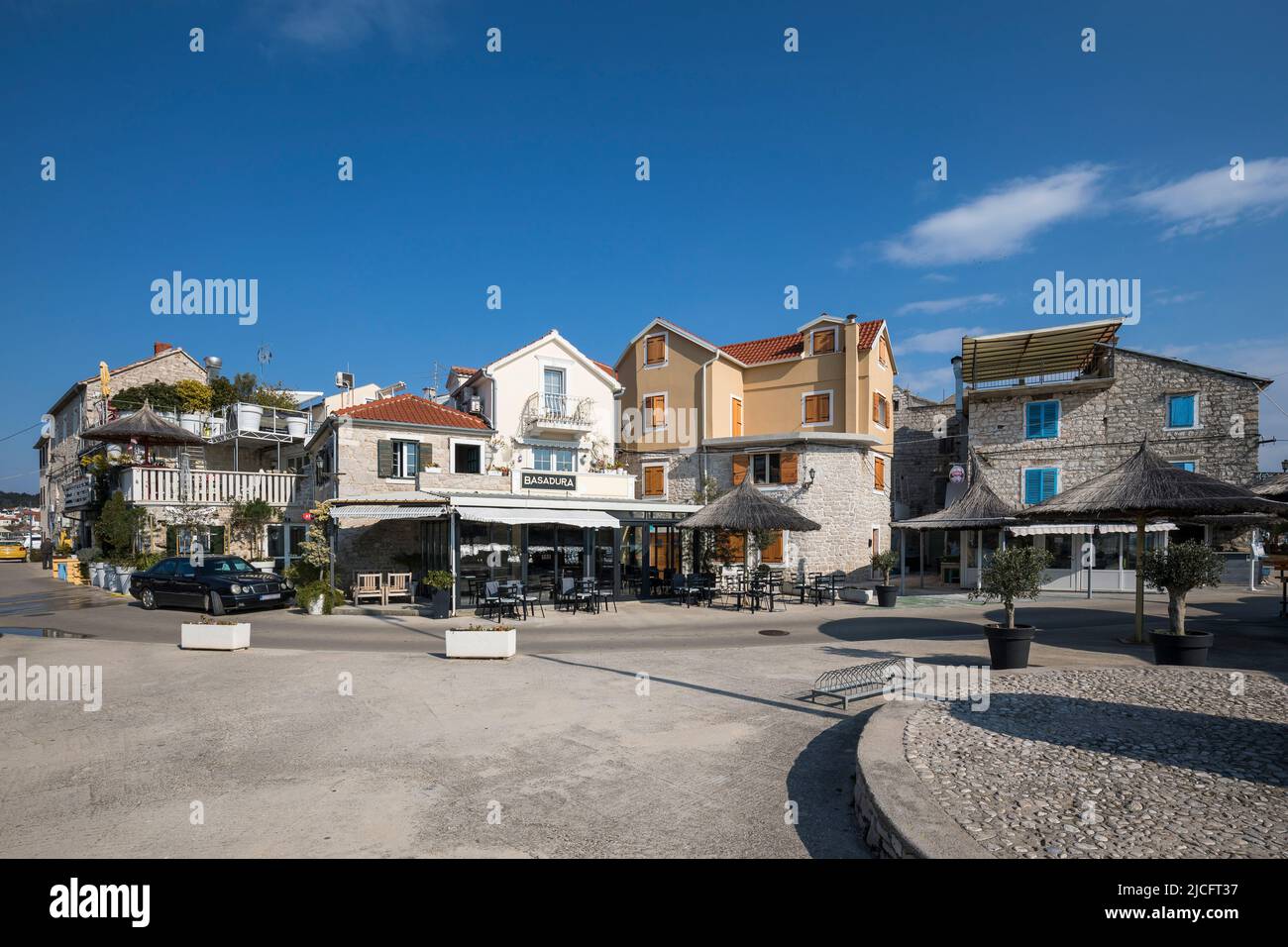 Maisons typiques et restaurant dans la vieille ville de Tribunj, comté de Sibenik-Knin, Dalmatie, Croatie, Europe Banque D'Images