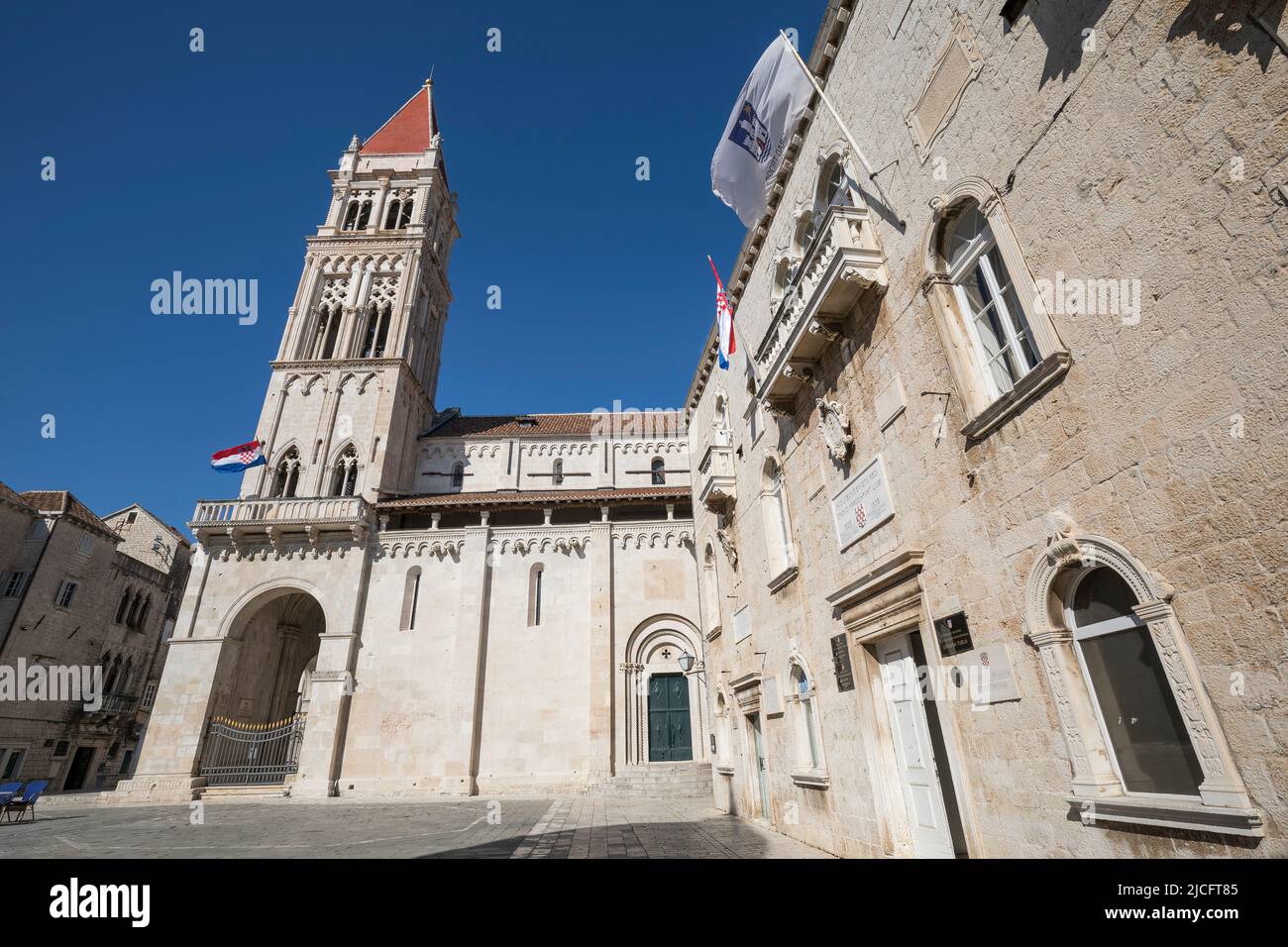 Cathédrale Saint-Laurent dans la vieille ville de Trogir, site classé au patrimoine mondial de l'UNESCO, Comté de Split-Dalmatie, Dalmatie, Croatie, Europe Banque D'Images