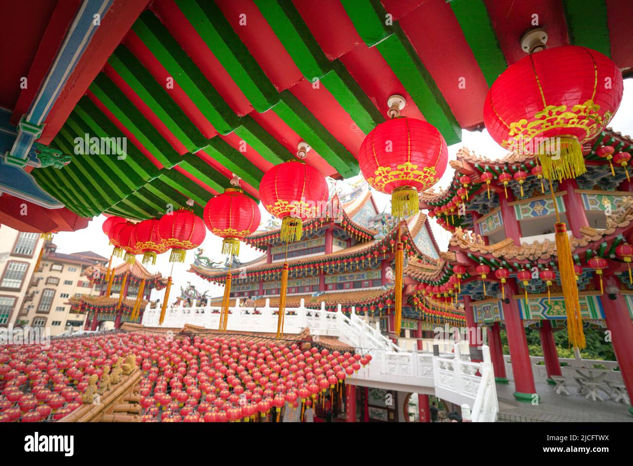 Kuala Lumpur, Malaisie - 6th février 2022 : lanternes rouges accrochées sur le toit au temple Thean Hou, Kuala Lumpur, Malaisie. Banque D'Images