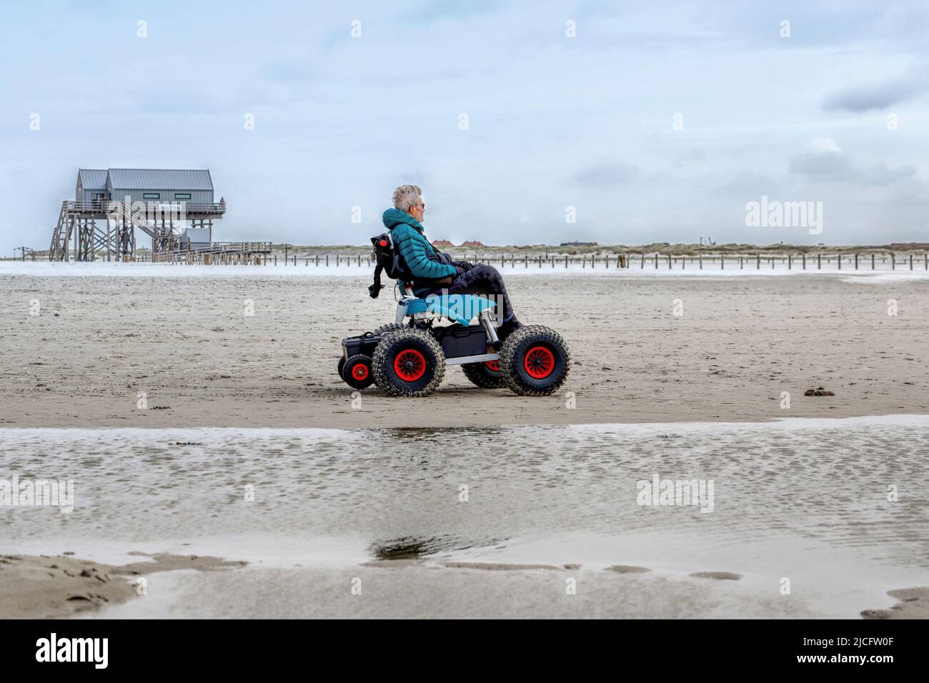 Homme en fauteuil roulant de plage, Sankt-Peter-Ording, Schleswig-Hostein, Allemagne Banque D'Images