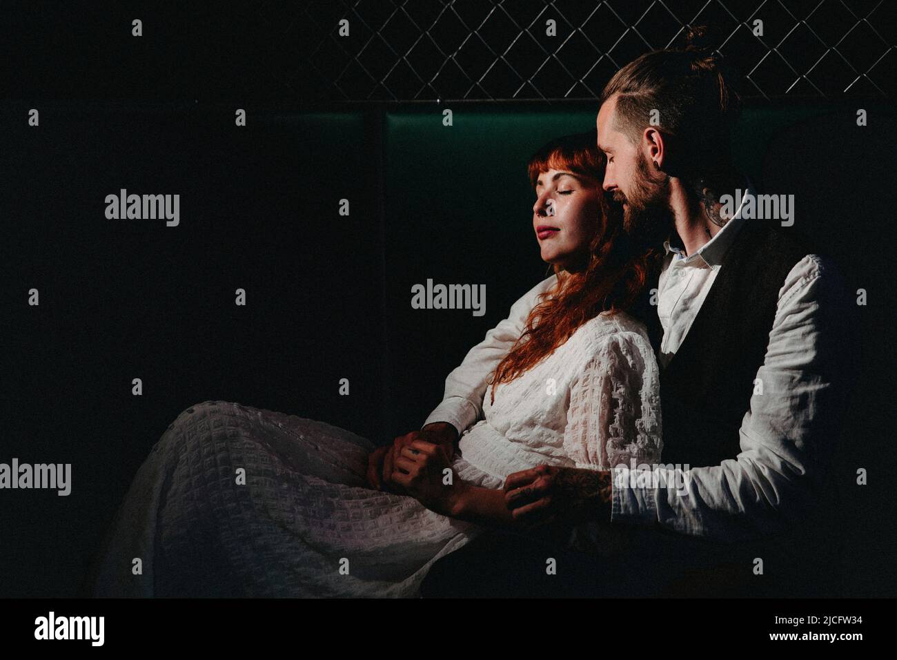 Jeune couple amoureux, assis Banque D'Images