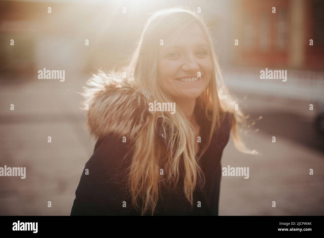 jeune femme, blonde, heureux, rire, dehors, portrait Banque D'Images