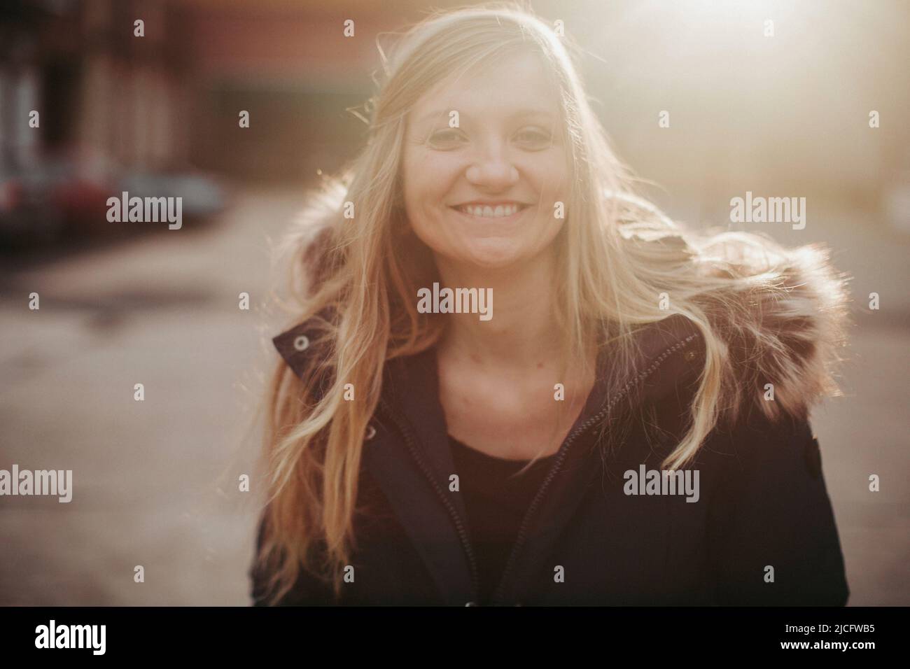 jeune femme, blonde, heureux, rire, dehors, portrait Banque D'Images