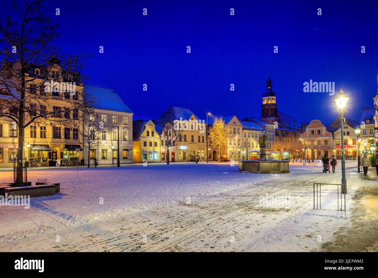 L'ambiance d'hiver sur l'Altmarkt Cottbus : le Cottbus Altmarkt forme encore un ensemble impressionnant en raison de son unité et de son uniformité relative. Banque D'Images