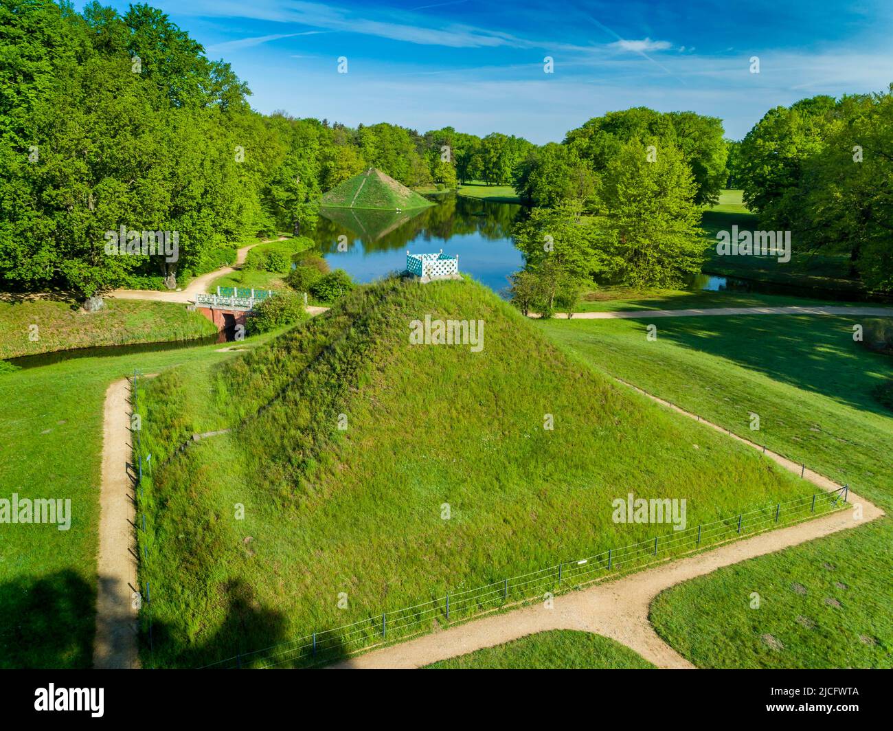 Pyramide des terres dans le parc de Poudklerpark Branitz: Le parc de paysage dans le style anglais créé par Fürst Herrmann von Pückler est l'une des attractions spéciales de Cottbus. Banque D'Images