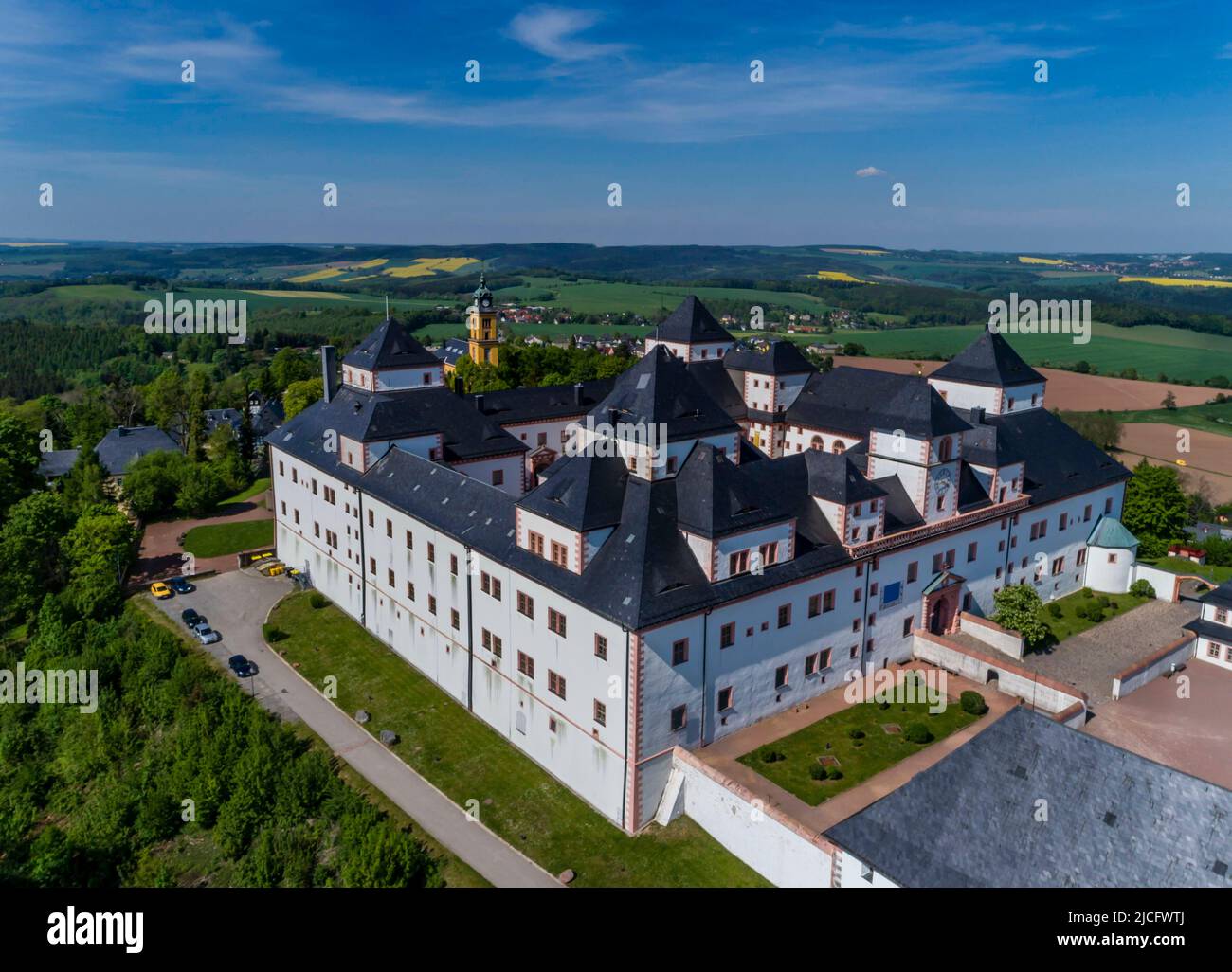 Château d'Augustusburg : l'électeur saxon a construit en août le château d'Augustusburg en 1568-1572. Depuis, le palais de chasse et de plaisir s'est élevé de loin sur un cône de porphyre de quartz de 516 m de haut au-dessus de la vallée de Zschopau. Banque D'Images