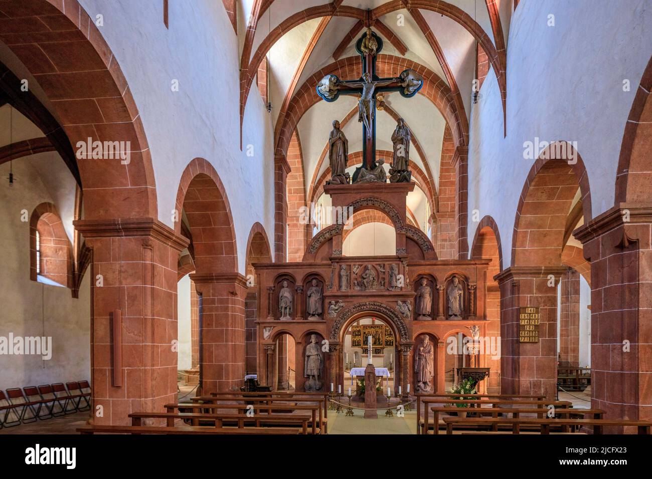 Basilique romane sur le Wechselburg avec un écran rood en basalte rouge. La collégiale, en tant que basilique romane tardive, est l'un des plus grands bâtiments romains les mieux préservés à l'est de la Saale. Banque D'Images