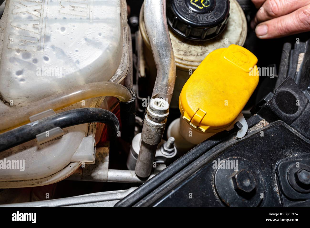Ouvrir les vannes du système de climatisation de la voiture de tourisme  pour la charge de réfrigérant R134a Photo Stock - Alamy
