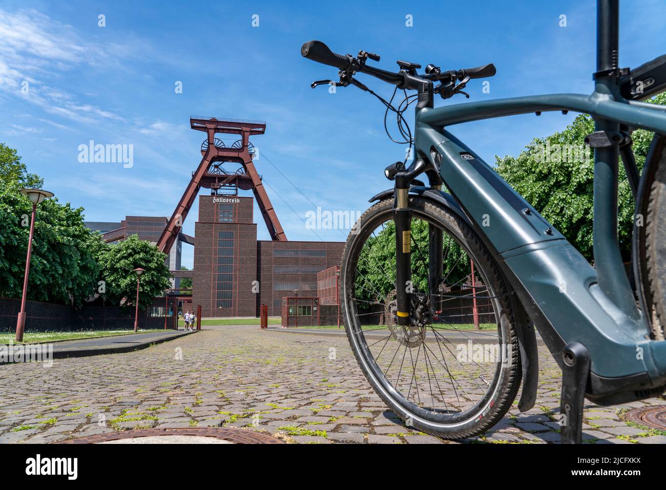 Vélo dans la région de la Ruhr, en vélo, e-bike, à la mine de charbon Zollverein site du patrimoine mondial, double tréstle cadre de la fosse Shaft XII, Essen, NRW, Allemagne, Banque D'Images