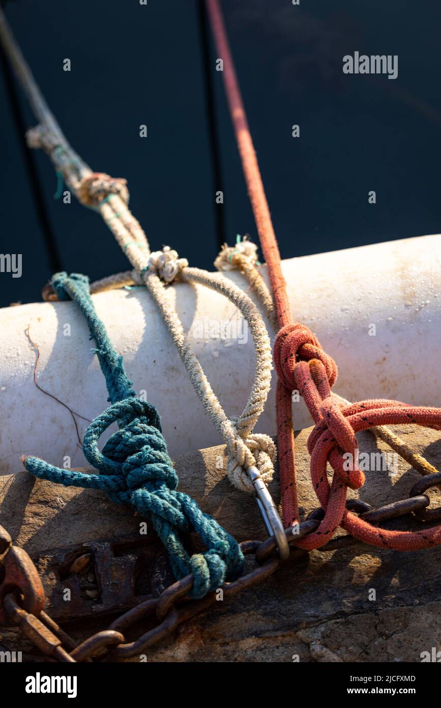 Trois cordes colorées aux couleurs nationales de la France dans le port de Collioure, Occitania, France. Banque D'Images